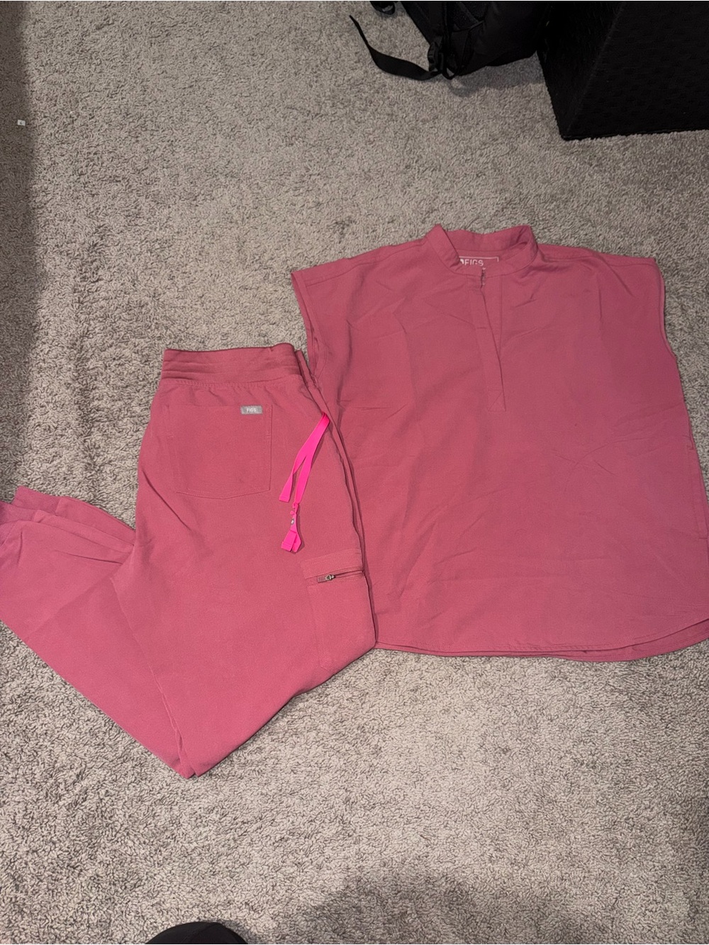 Women’s Figs rafaela Top & jogger Pants in pink
